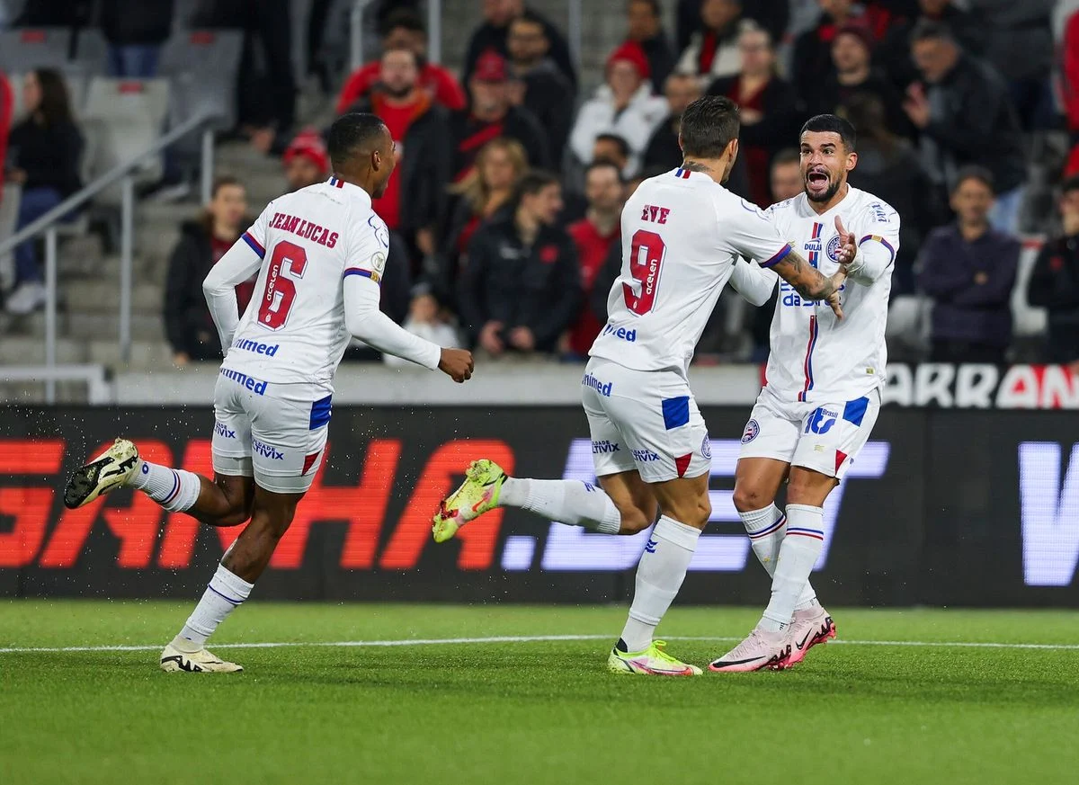 Bahia vence o Athletico-PR em confronto direto fora de casa e volta ao G4 do Brasileirão