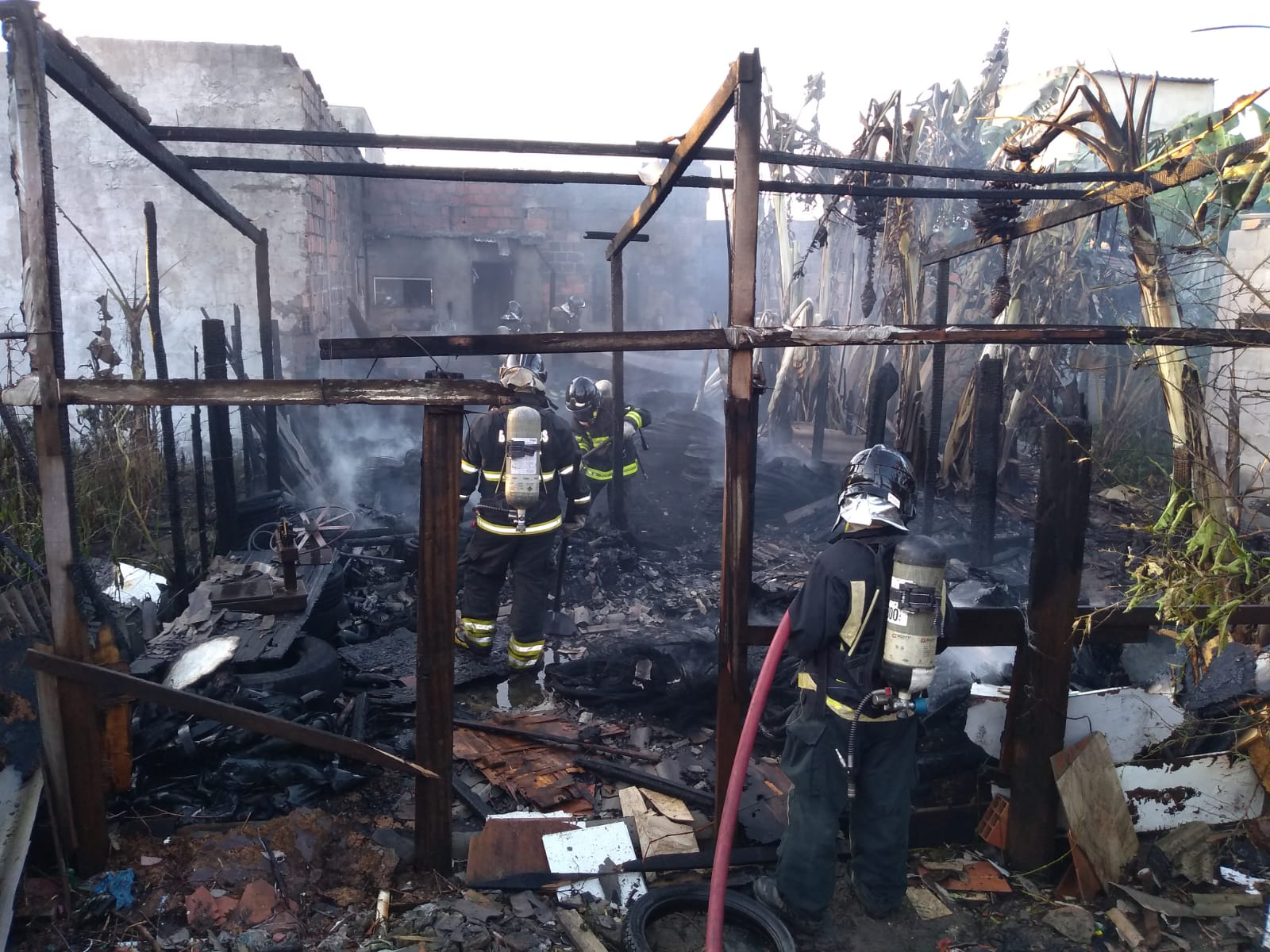 Casa pega fogo e idoso sofre queimaduras graves em Feira de Santana