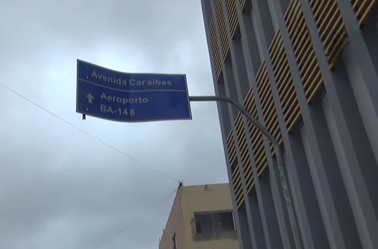 Placa de trânsito localizada na Av. Caraíbas ameaça cair e assusta populares