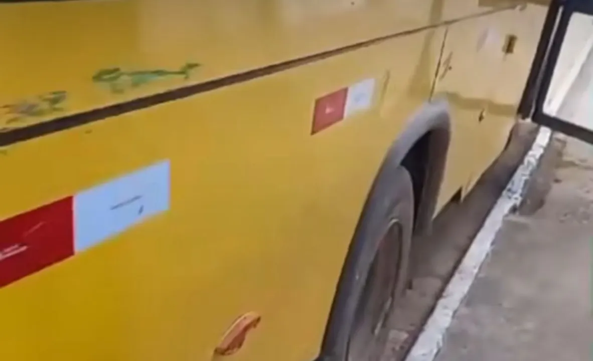 Prefeitura de Ipirá mantém ônibus escolar sucateado após denúncias