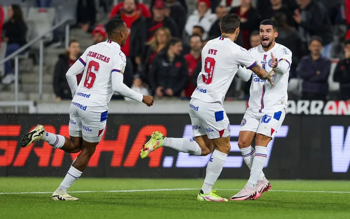 Bahia vence o Athletico-PR em confronto direto fora de casa e volta ao G4 do Brasileirão