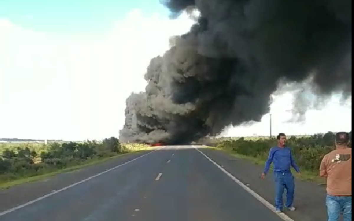 Caminhão carregado com combustível tomba e pega fogo na BA-052 em Morro do Chapéu