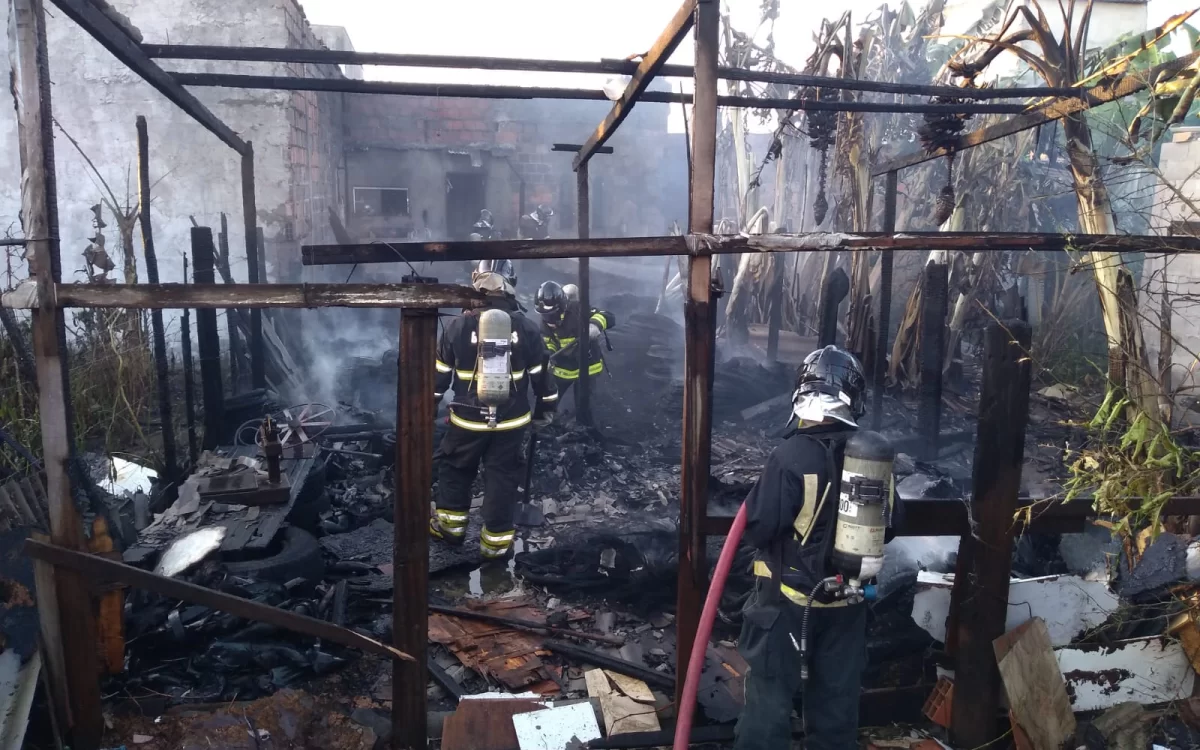 Casa pega fogo e idoso sofre queimaduras graves em Feira de Santana