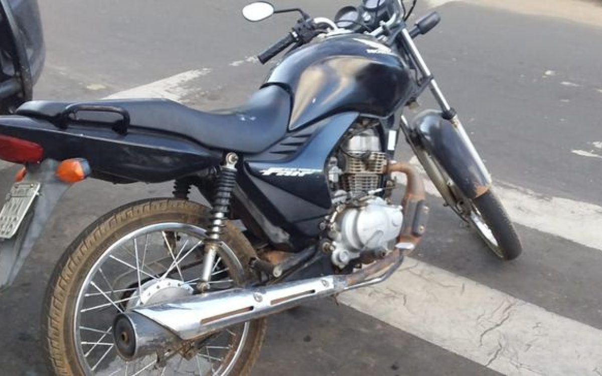 Moto estacionada no centro de Jussara é furtada; polícia procura suspeito