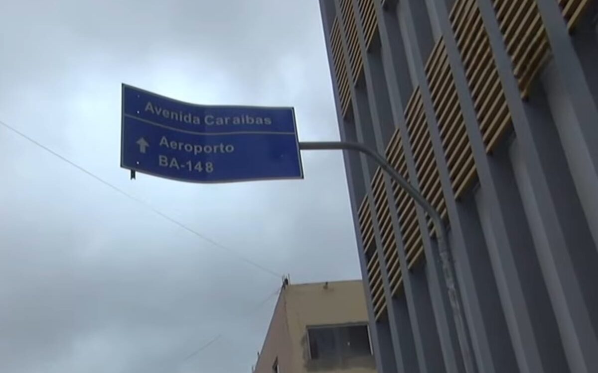 Placa de trânsito localizada na Av. Caraíbas ameaça cair e assusta populares